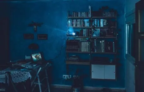 מקרן להשכרה – החיים על המסך