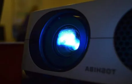 איך להשכיר מקרן בלי להסתבך ברזולציות קטנות?